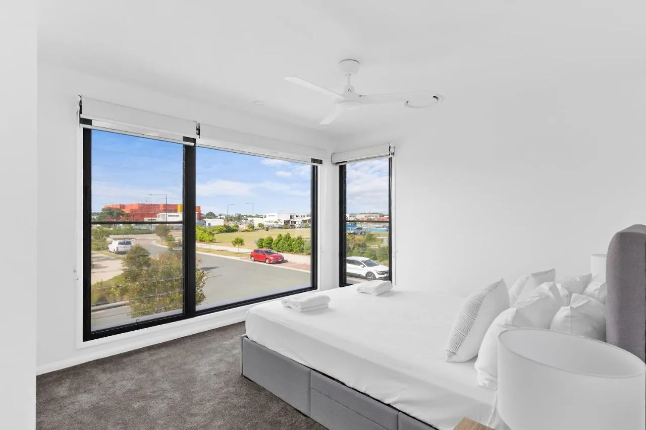 4 Bedroom Home In Pelican Waters With Heated Inground Pool 0*,  Avustralya
