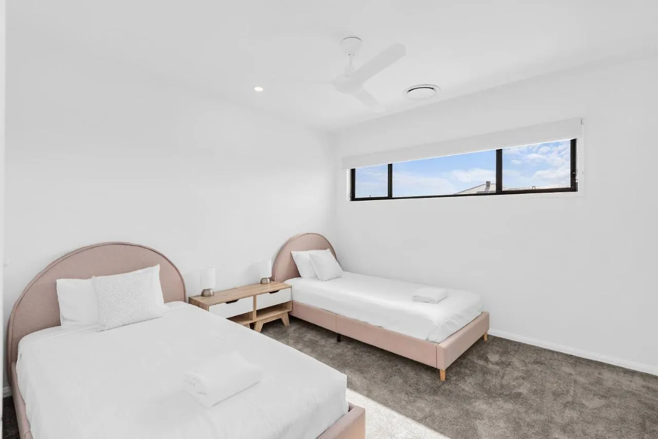 4 Bedroom Home In Pelican Waters With Heated Inground Pool